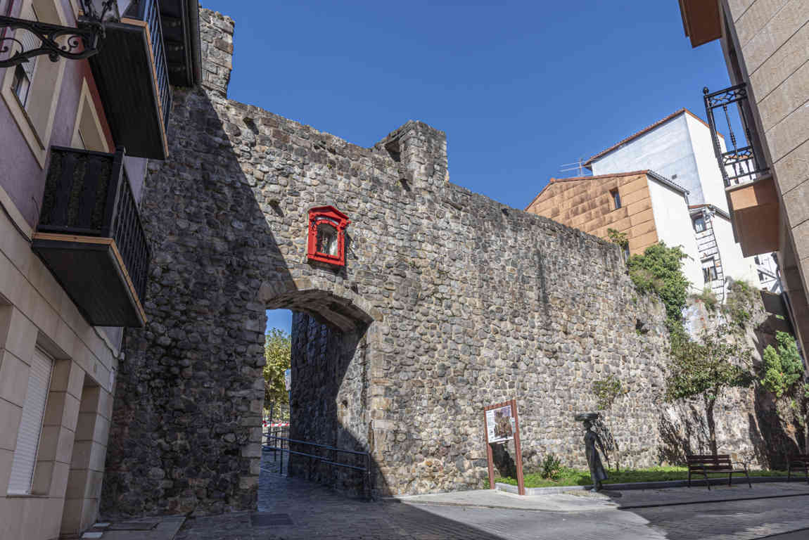 Vizcaya - Bermeo 22 - Arco o Puerta de San Juan.jpg